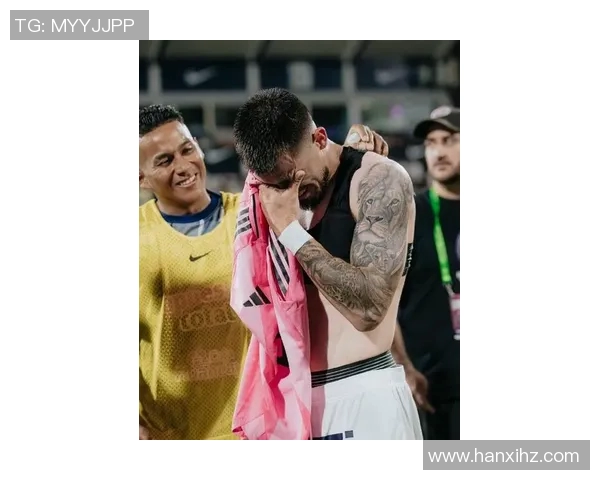 欧冠赛场惊现奇葩时刻球迷冲入场内夺走C罗球衣