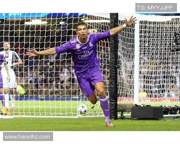 球迷冲进场内抢夺C罗球衣引发欧冠赛场奇葩事件 球迷冲进场内抢夺C罗球衣引发欧冠赛场奇葩事件